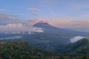 Pemandangan matahari terbit yang memukau dari Puncak Gunung Halau, memperlihatkan lautan awan yang membentang luas di bawahnya, menjadi hadiah bagi para pendaki yang berhasil mencapai titik tertinggi Sumatera Barat ini. Keindahan alam yang menenangkan ini menawarkan pengalaman spiritual yang mendalam.