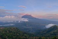Pemandangan matahari terbit yang memukau dari Puncak Gunung Halau, memperlihatkan lautan awan yang membentang luas di bawahnya, menjadi hadiah bagi para pendaki yang berhasil mencapai titik tertinggi Sumatera Barat ini. Keindahan alam yang menenangkan ini menawarkan pengalaman spiritual yang mendalam.