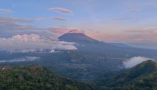Pemandangan matahari terbit yang memukau dari Puncak Gunung Halau, memperlihatkan lautan awan yang membentang luas di bawahnya, menjadi hadiah bagi para pendaki yang berhasil mencapai titik tertinggi Sumatera Barat ini. Keindahan alam yang menenangkan ini menawarkan pengalaman spiritual yang mendalam.