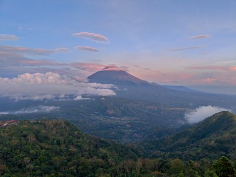 Pemandangan matahari terbit yang memukau dari Puncak Gunung Halau, memperlihatkan lautan awan yang membentang luas di bawahnya, menjadi hadiah bagi para pendaki yang berhasil mencapai titik tertinggi Sumatera Barat ini. Keindahan alam yang menenangkan ini menawarkan pengalaman spiritual yang mendalam.