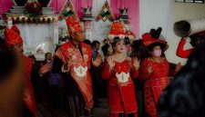 Puluhan peserta dengan semangat mengikuti gerakan Senam Baiman di sebuah lapangan terbuka, menunjukkan antusiasme dan kebersamaan dalam berolahraga sambil melestarikan budaya lokal. Ekspresi ceria terpancar dari wajah mereka, mencerminkan kegembiraan yang didapat dari aktivitas fisik bersama.