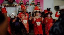 Puluhan peserta dengan semangat mengikuti gerakan Senam Baiman di sebuah lapangan terbuka, menunjukkan antusiasme dan kebersamaan dalam berolahraga sambil melestarikan budaya lokal. Ekspresi ceria terpancar dari wajah mereka, mencerminkan kegembiraan yang didapat dari aktivitas fisik bersama.