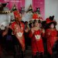 Puluhan peserta dengan semangat mengikuti gerakan Senam Baiman di sebuah lapangan terbuka, menunjukkan antusiasme dan kebersamaan dalam berolahraga sambil melestarikan budaya lokal. Ekspresi ceria terpancar dari wajah mereka, mencerminkan kegembiraan yang didapat dari aktivitas fisik bersama.