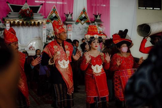 Puluhan peserta dengan semangat mengikuti gerakan Senam Baiman di sebuah lapangan terbuka, menunjukkan antusiasme dan kebersamaan dalam berolahraga sambil melestarikan budaya lokal. Ekspresi ceria terpancar dari wajah mereka, mencerminkan kegembiraan yang didapat dari aktivitas fisik bersama.
