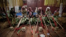 Ratusan bayi dan balita diayun dalam balutan dekorasi meriah saat tradisi Baayun Mulud di Kalimantan Selatan, sebuah ritual penuh doa dan harapan bagi generasi penerus.