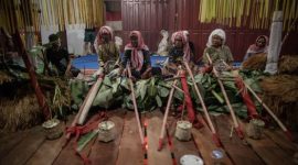 Ratusan bayi dan balita diayun dalam balutan dekorasi meriah saat tradisi Baayun Mulud di Kalimantan Selatan, sebuah ritual penuh doa dan harapan bagi generasi penerus.