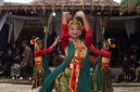 Anak-anak dengan pakaian adat Banjar diayunkan dalam tradisi Baayun Mulud, ritual kuno yang penuh makna di Kalimantan Selatan. Acara ini merupakan wujud penghormatan terhadap Nabi Muhammad SAW sekaligus penanaman nilai budaya kepada generasi muda.