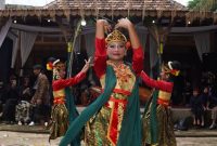 Anak-anak dengan pakaian adat Banjar diayunkan dalam tradisi Baayun Mulud, ritual kuno yang penuh makna di Kalimantan Selatan. Acara ini merupakan wujud penghormatan terhadap Nabi Muhammad SAW sekaligus penanaman nilai budaya kepada generasi muda.