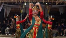 Anak-anak dengan pakaian adat Banjar diayunkan dalam tradisi Baayun Mulud, ritual kuno yang penuh makna di Kalimantan Selatan. Acara ini merupakan wujud penghormatan terhadap Nabi Muhammad SAW sekaligus penanaman nilai budaya kepada generasi muda.