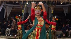 Anak-anak dengan pakaian adat Banjar diayunkan dalam tradisi Baayun Mulud, ritual kuno yang penuh makna di Kalimantan Selatan. Acara ini merupakan wujud penghormatan terhadap Nabi Muhammad SAW sekaligus penanaman nilai budaya kepada generasi muda.