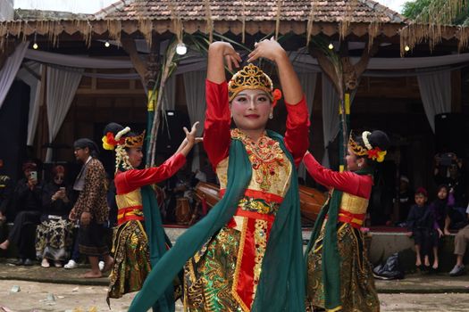 Anak-anak dengan pakaian adat Banjar diayunkan dalam tradisi Baayun Mulud, ritual kuno yang penuh makna di Kalimantan Selatan. Acara ini merupakan wujud penghormatan terhadap Nabi Muhammad SAW sekaligus penanaman nilai budaya kepada generasi muda.