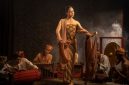 Ilustrasi seorang pangeran Jawa dalam balutan busana tradisional yang megah, merefleksikan keagungan dan kekayaan budaya dari kisah-kisah Raden yang diwariskan turun-temurun. Gambar ini menggambarkan estetika visual yang seringkali diasosiasikan dengan tokoh-tokoh bangsawan dalam cerita rakyat Indonesia.