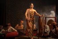 Ilustrasi seorang pangeran Jawa dalam balutan busana tradisional yang megah, merefleksikan keagungan dan kekayaan budaya dari kisah-kisah Raden yang diwariskan turun-temurun. Gambar ini menggambarkan estetika visual yang seringkali diasosiasikan dengan tokoh-tokoh bangsawan dalam cerita rakyat Indonesia.