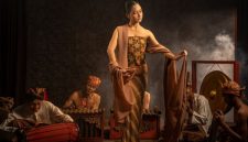 Ilustrasi seorang pangeran Jawa dalam balutan busana tradisional yang megah, merefleksikan keagungan dan kekayaan budaya dari kisah-kisah Raden yang diwariskan turun-temurun. Gambar ini menggambarkan estetika visual yang seringkali diasosiasikan dengan tokoh-tokoh bangsawan dalam cerita rakyat Indonesia.