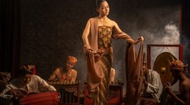 Ilustrasi seorang pangeran Jawa dalam balutan busana tradisional yang megah, merefleksikan keagungan dan kekayaan budaya dari kisah-kisah Raden yang diwariskan turun-temurun. Gambar ini menggambarkan estetika visual yang seringkali diasosiasikan dengan tokoh-tokoh bangsawan dalam cerita rakyat Indonesia.