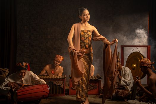 Ilustrasi seorang pangeran Jawa dalam balutan busana tradisional yang megah, merefleksikan keagungan dan kekayaan budaya dari kisah-kisah Raden yang diwariskan turun-temurun. Gambar ini menggambarkan estetika visual yang seringkali diasosiasikan dengan tokoh-tokoh bangsawan dalam cerita rakyat Indonesia.