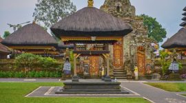 Makam Datu Mabrur di Pulau Tidung, Kepulauan Seribu, menjadi situs ziarah penting yang menyimpan kisah-kisah kearifan lokal serta spiritualitas yang diyakini melindungi pulau dan penghuninya. Tempat ini menggambarkan perpaduan antara kepercayaan kuno dengan kehidupan modern masyarakat pesisir.