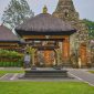 Makam Datu Mabrur di Pulau Tidung, Kepulauan Seribu, menjadi situs ziarah penting yang menyimpan kisah-kisah kearifan lokal serta spiritualitas yang diyakini melindungi pulau dan penghuninya. Tempat ini menggambarkan perpaduan antara kepercayaan kuno dengan kehidupan modern masyarakat pesisir.
