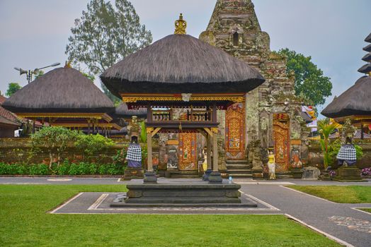 Makam Datu Mabrur di Pulau Tidung, Kepulauan Seribu, menjadi situs ziarah penting yang menyimpan kisah-kisah kearifan lokal serta spiritualitas yang diyakini melindungi pulau dan penghuninya. Tempat ini menggambarkan perpaduan antara kepercayaan kuno dengan kehidupan modern masyarakat pesisir.