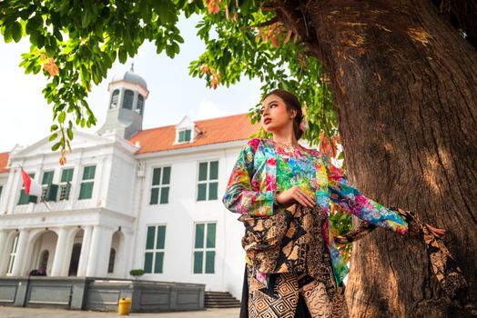 Patung Sultan Suriansyah, raja pertama Kesultanan Banjar, berdiri megah sebagai simbol awal mula kejayaan sebuah peradaban Islam di bumi Kalimantan. Potret ini menunjukkan betapa pentingnya sosok beliau dalam sejarah dan budaya Banjar.
