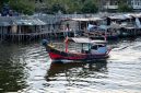 Sebuah perahu motor yang berfungsi sebagai puskesmas keliling tengah menyusuri sungai di Kalimantan Selatan, membawa harapan akan layanan kesehatan yang lebih mudah dijangkau bagi masyarakat di daerah terpencil. Tenaga medis dengan sigap memberikan pelayanan dan edukasi kesehatan langsung kepada warga di tepi sungai.