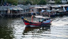 Sebuah perahu motor yang berfungsi sebagai puskesmas keliling tengah menyusuri sungai di Kalimantan Selatan, membawa harapan akan layanan kesehatan yang lebih mudah dijangkau bagi masyarakat di daerah terpencil. Tenaga medis dengan sigap memberikan pelayanan dan edukasi kesehatan langsung kepada warga di tepi sungai.