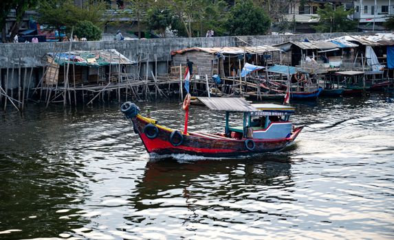 Sebuah perahu motor yang berfungsi sebagai puskesmas keliling tengah menyusuri sungai di Kalimantan Selatan, membawa harapan akan layanan kesehatan yang lebih mudah dijangkau bagi masyarakat di daerah terpencil. Tenaga medis dengan sigap memberikan pelayanan dan edukasi kesehatan langsung kepada warga di tepi sungai.