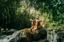 Seorang perempuan Suku Dayak Meratus dengan pakaian tradisionalnya, menyatu harmonis dengan rimbunnya hutan Kalimantan. Pakaian ini mencerminkan kekayaan budaya dan kedekatan mereka dengan alam yang menjadi sumber kehidupan.