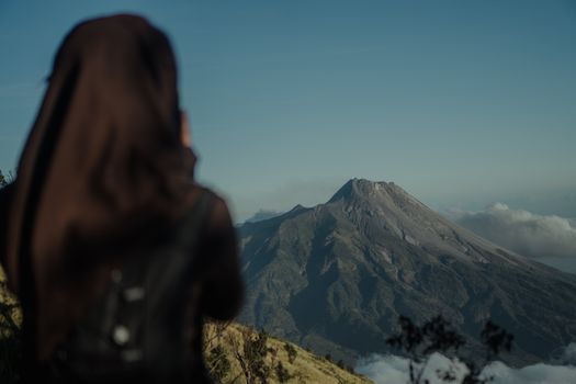 Pemandangan dari Puncak Halau-Halau, Gunung Meratus, Kalimantan Selatan, memperlihatkan hamparan hutan hujan tropis yang luas dan asri, menjadi bukti keindahan alam Kalimantan yang masih alami. Para pendaki yang berhasil mencapai titik tertinggi ini akan disuguhi panorama menakjubkan setelah melewati jalur yang cukup menantang.