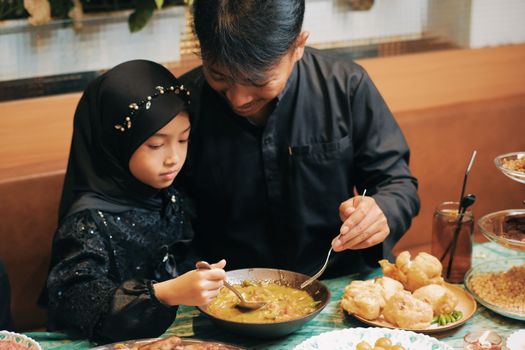 Semangkuk soto Banjar hangat yang menggugah selera, lengkap dengan taburan bawang goreng, seledri, dan irisan jeruk limau kuit segar yang siap memberikan sentuhan asam pada cita rasanya. Hidangan ini merepresentasikan kekayaan kuliner Indonesia yang patut dicoba dan dinikmati.