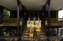 Rumah Bubungan Tinggi, dengan atapnya yang menjulang khas, adalah salah satu warisan arsitektur tradisional suku Banjar di Kalimantan Selatan yang kaya akan nilai sejarah dan filosofi. Bangunan ini mencerminkan kearifan lokal dalam beradaptasi dengan lingkungan serta menjadi simbol identitas budaya masyarakat setempat yang patut dilestarikan.