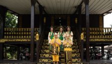 Rumah Bubungan Tinggi, dengan atapnya yang menjulang khas, adalah salah satu warisan arsitektur tradisional suku Banjar di Kalimantan Selatan yang kaya akan nilai sejarah dan filosofi. Bangunan ini mencerminkan kearifan lokal dalam beradaptasi dengan lingkungan serta menjadi simbol identitas budaya masyarakat setempat yang patut dilestarikan.