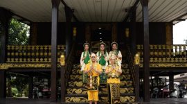 Rumah Bubungan Tinggi, dengan atapnya yang menjulang khas, adalah salah satu warisan arsitektur tradisional suku Banjar di Kalimantan Selatan yang kaya akan nilai sejarah dan filosofi. Bangunan ini mencerminkan kearifan lokal dalam beradaptasi dengan lingkungan serta menjadi simbol identitas budaya masyarakat setempat yang patut dilestarikan.
