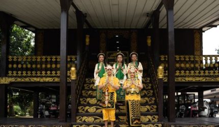 Merawat Jejak Nenek Moyang: Rumah Bubungan Tinggi di Tengah Gempuran Modernitas