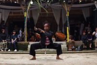Sekelompok peserta dengan semangat mengikuti gerakan Senam Baiman, memadukan kebugaran fisik dengan keindahan musik dan tarian tradisional khas Kalimantan Selatan. Pakaian yang dikenakan seringkali dihiasi motif sasirangan, menambah sentuhan budaya yang kental pada setiap sesi latihan yang energik ini.