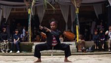 Sekelompok peserta dengan semangat mengikuti gerakan Senam Baiman, memadukan kebugaran fisik dengan keindahan musik dan tarian tradisional khas Kalimantan Selatan. Pakaian yang dikenakan seringkali dihiasi motif sasirangan, menambah sentuhan budaya yang kental pada setiap sesi latihan yang energik ini.
