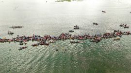 Pemandangan Sungai Barito dari udara memperlihatkan jalur air yang membelah hutan lebat, menjadi arteri utama kehidupan di Pulau Kalimantan. Perahu-perahu tradisional tampak berlayar pelan, menyusuri riak Barito yang menyimpan ribuan cerita.