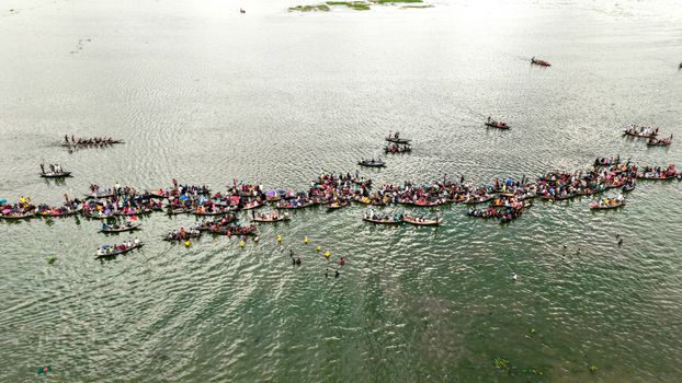 Pemandangan Sungai Barito dari udara memperlihatkan jalur air yang membelah hutan lebat, menjadi arteri utama kehidupan di Pulau Kalimantan. Perahu-perahu tradisional tampak berlayar pelan, menyusuri riak Barito yang menyimpan ribuan cerita.