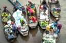 Pemandangan pasar terapung yang hidup di Kalimantan, menampilkan para pedagang berinteraksi dari atas jukung mereka yang penuh dengan aneka hasil bumi segar, sebuah tradisi yang terus lestari.