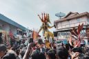 Seorang ibu mengayunkan anaknya dalam prosesi Baayun Mulud yang sarat makna di Kalimantan Selatan, dihiasi dengan kain motif dan janur kuning, melambangkan harapan serta doa bagi masa depan sang buah hati. Perayaan ini menjadi salah satu penanda kuat identitas budaya masyarakat Banjar, yang secara turun-temurun merayakannya setiap peringatan Maulid Nabi Muhammad SAW.