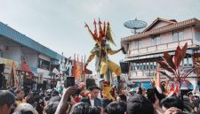 Seorang ibu mengayunkan anaknya dalam prosesi Baayun Mulud yang sarat makna di Kalimantan Selatan, dihiasi dengan kain motif dan janur kuning, melambangkan harapan serta doa bagi masa depan sang buah hati. Perayaan ini menjadi salah satu penanda kuat identitas budaya masyarakat Banjar, yang secara turun-temurun merayakannya setiap peringatan Maulid Nabi Muhammad SAW.