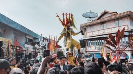 Seorang ibu mengayunkan anaknya dalam prosesi Baayun Mulud yang sarat makna di Kalimantan Selatan, dihiasi dengan kain motif dan janur kuning, melambangkan harapan serta doa bagi masa depan sang buah hati. Perayaan ini menjadi salah satu penanda kuat identitas budaya masyarakat Banjar, yang secara turun-temurun merayakannya setiap peringatan Maulid Nabi Muhammad SAW.