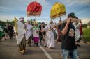 Anak-anak diayun dalam ritual Baayun Mulud yang sarat makna, dihiasi janur kuning dan berbagai ornamen, menjadi pemandangan khas perayaan Maulid Nabi di Kalimantan Selatan. Prosesi ini merupakan wujud doa dan harapan orang tua demi kebaikan sang buah hati.