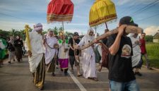 Anak-anak diayun dalam ritual Baayun Mulud yang sarat makna, dihiasi janur kuning dan berbagai ornamen, menjadi pemandangan khas perayaan Maulid Nabi di Kalimantan Selatan. Prosesi ini merupakan wujud doa dan harapan orang tua demi kebaikan sang buah hati.