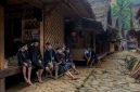 Sebuah Rumah Bubungan Tinggi di Kalimantan Selatan menampilkan atap menjulang dan struktur kayu ulin yang menjadi ciri khas arsitektur tradisional Banjar. Keindahan detailnya mencerminkan kekayaan budaya serta kearifan lokal dalam membangun hunian yang selaras dengan lingkungan.
