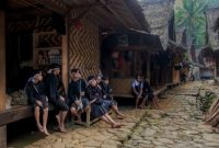Sebuah Rumah Bubungan Tinggi di Kalimantan Selatan menampilkan atap menjulang dan struktur kayu ulin yang menjadi ciri khas arsitektur tradisional Banjar. Keindahan detailnya mencerminkan kekayaan budaya serta kearifan lokal dalam membangun hunian yang selaras dengan lingkungan.