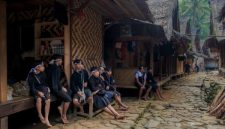 Sebuah Rumah Bubungan Tinggi di Kalimantan Selatan menampilkan atap menjulang dan struktur kayu ulin yang menjadi ciri khas arsitektur tradisional Banjar. Keindahan detailnya mencerminkan kekayaan budaya serta kearifan lokal dalam membangun hunian yang selaras dengan lingkungan.