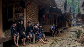 Sebuah Rumah Bubungan Tinggi di Kalimantan Selatan menampilkan atap menjulang dan struktur kayu ulin yang menjadi ciri khas arsitektur tradisional Banjar. Keindahan detailnya mencerminkan kekayaan budaya serta kearifan lokal dalam membangun hunian yang selaras dengan lingkungan.