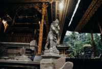 Patung Sultan Suriansyah, pendiri Kesultanan Banjar, berdiri megah sebagai simbol kejayaan dan warisan sejarah yang tak ternilai bagi masyarakat Kalimantan Selatan. Rumah adat Banjar Bubungan Tinggi menampilkan keunikan arsitektur lokal yang kaya filosofi.