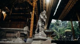 Patung Sultan Suriansyah, pendiri Kesultanan Banjar, berdiri megah sebagai simbol kejayaan dan warisan sejarah yang tak ternilai bagi masyarakat Kalimantan Selatan. Rumah adat Banjar Bubungan Tinggi menampilkan keunikan arsitektur lokal yang kaya filosofi.